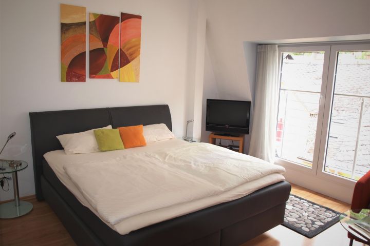Weinbergszimmer mit Boxspringbett Weinbergszimmer